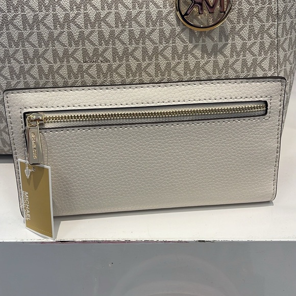 Michael Kors Reed Lg Bifold Pebbled Leather Snap Wallet Card Case
Lt Cream
NWT - Picture 5 of 16